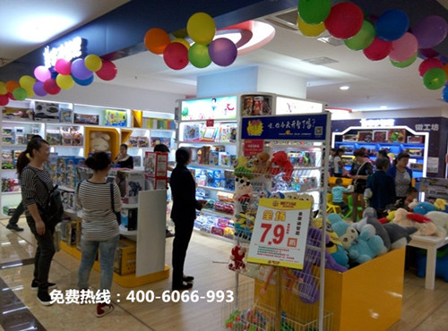 在哪些有标记性修建的地方可以玩具店选址?