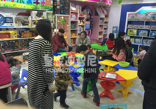 玩具加盟店开店谋划技巧