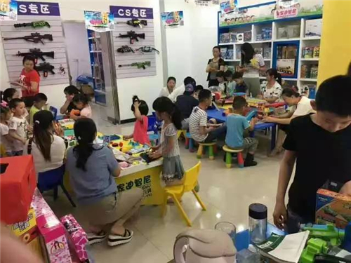 益智玩具加盟店导购要做好主顾之间的相同