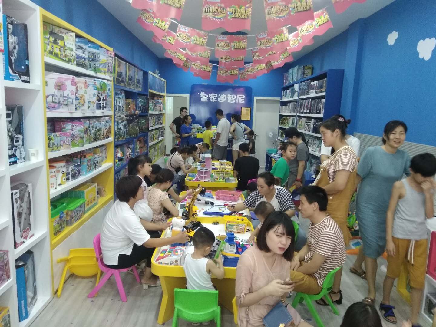 开店指南：玩具加盟店好的摆设能够吸金